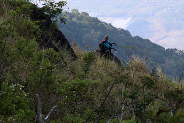 Saat tiba di puncak, para pendaki bakal disambut oleh satu situs purbakala berupa Situs Panji atas Gajah.