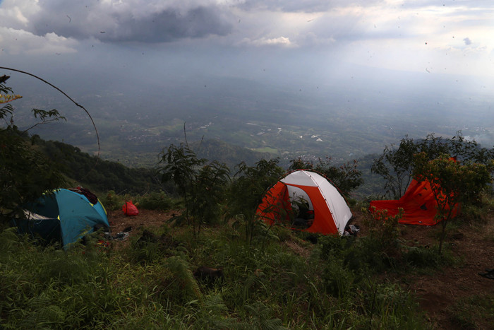 Saat tiba di puncak, para pendaki bakal disambut oleh satu situs purbakala berupa Situs Panji atas Gajah.