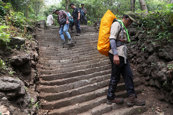 Saat tiba di puncak, para pendaki bakal disambut oleh satu situs purbakala berupa Situs Panji atas Gajah.