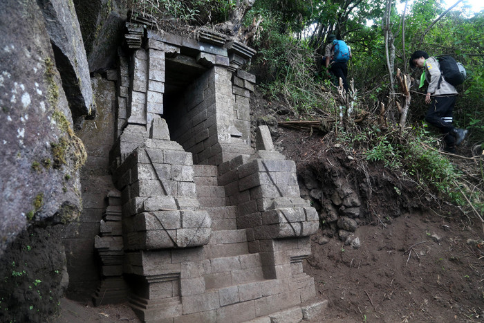 Saat tiba di puncak, para pendaki bakal disambut oleh satu situs purbakala berupa Situs Panji atas Gajah.