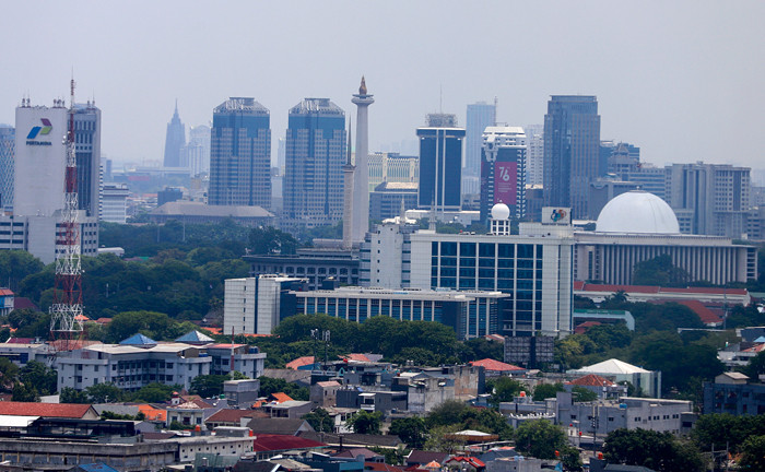 Gedung-gedung bertingkat terlihat dari kejauhan di kawasan Jakarta Pusat, Minggu (26/9/2021).