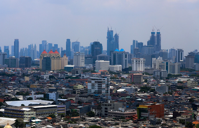 Gedung-gedung bertingkat terlihat dari kejauhan di kawasan Jakarta Pusat, Minggu (26/9/2021).