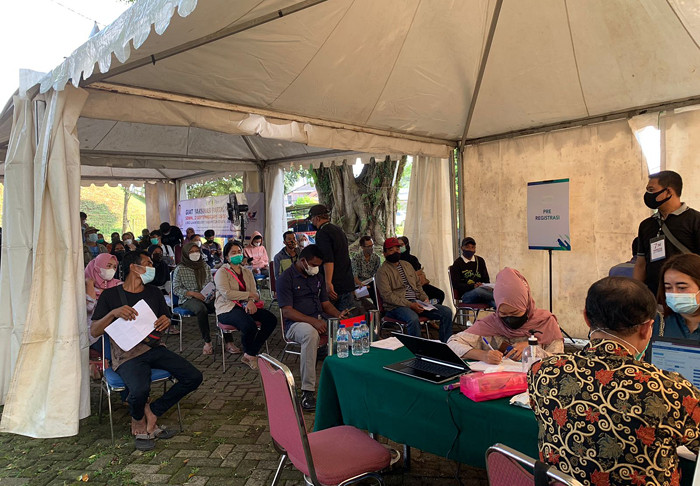 Warga mengikuti vaksinasi Covid-19 yang diselenggarakan oleh Partai Persatuan Indonesia di Lido Lake Resort Sukabumi, Jawa Barat, Senin (27/9/2021).