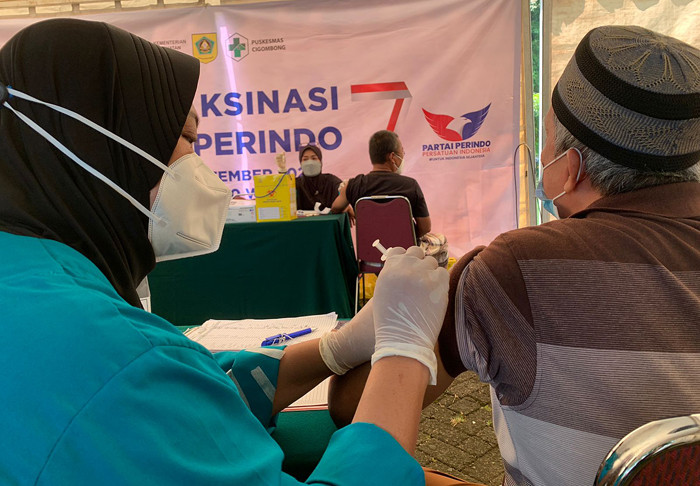 Warga mengikuti vaksinasi Covid-19 yang diselenggarakan oleh Partai Persatuan Indonesia di Lido Lake Resort Sukabumi, Jawa Barat, Senin (27/9/2021).