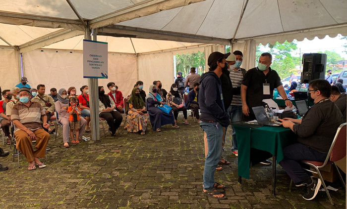 Warga mengikuti vaksinasi Covid-19 yang diselenggarakan oleh Partai Persatuan Indonesia di Lido Lake Resort Sukabumi, Jawa Barat, Senin (27/9/2021).