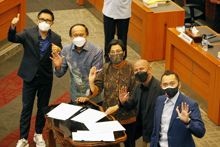 Penandatanganan persetujuan RUU APBN 2022 di Kompleks Parlemen, Senayan, Jakarta, Selasa (28/9/2021).