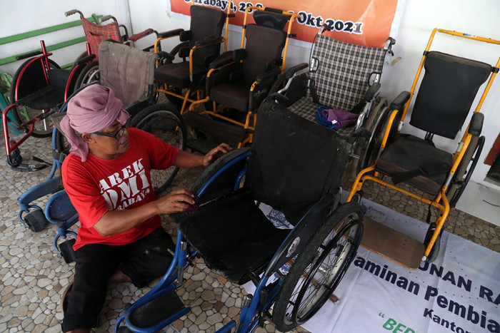 Pelatihan servis kursi roda di Surabaya, Jawa Timur, Selasa (28/9/2021).