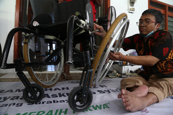 Pelatihan servis kursi roda di Surabaya, Jawa Timur, Selasa (28/9/2021).