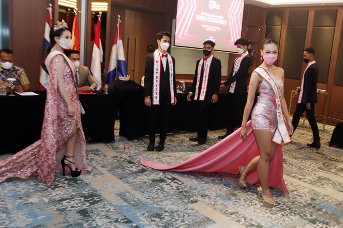 Perwakilan Miss Teenager 2021 dari berbagai provinsi di Indonesia tampil mempesona usai konferensi pers, di Surabaya, Jawa Timur, Senin (27/9/2021).