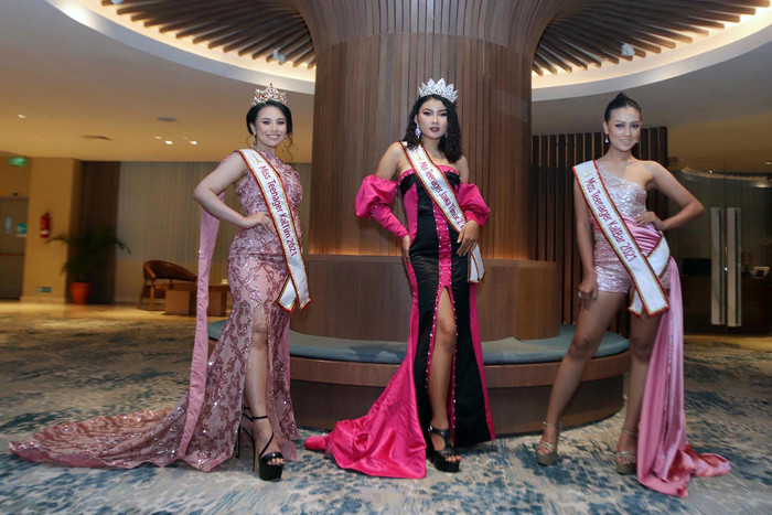 Perwakilan Miss Teenager 2021 dari berbagai provinsi di Indonesia tampil mempesona usai konferensi pers, di Surabaya, Jawa Timur, Senin (27/9/2021).