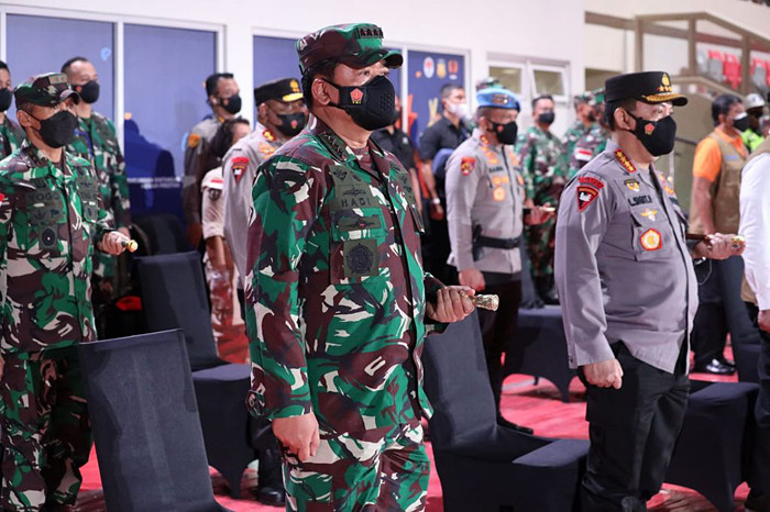 Panglima TNI Marsekal TNI Hadi Tjahjanto meninjau Gladi Pembukaan PON XX di Stadion Lukas Enembe, Jayapura, Papua, Selasa (28/9/2021).