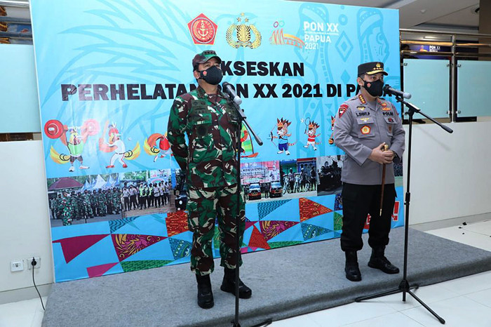 Panglima TNI Marsekal TNI Hadi Tjahjanto meninjau Gladi Pembukaan PON XX di Stadion Lukas Enembe, Jayapura, Papua, Selasa (28/9/2021).
