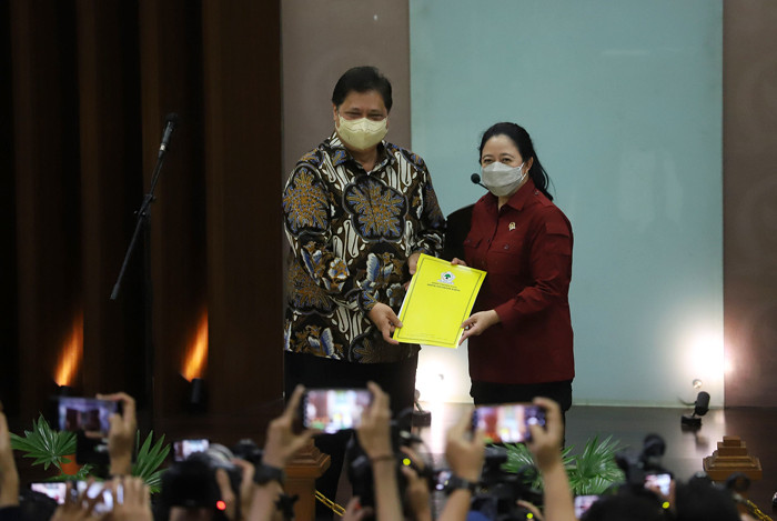 Keterangan pers terkait Penggantian Antarwaktu Pimpinan DPR untuk fraksi Partai Golkar di Kompleks Parlemen, Senayan, Jakarta, Rabu (29/9/2021).