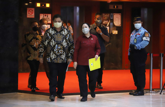 Keterangan pers terkait Penggantian Antarwaktu Pimpinan DPR untuk fraksi Partai Golkar di Kompleks Parlemen, Senayan, Jakarta, Rabu (29/9/2021).