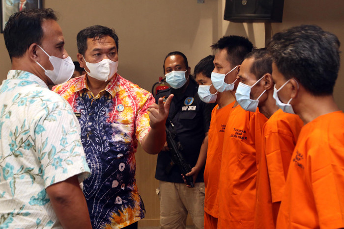 Tersangka pengedar narkotika jenis sabu-sabu beserta barang bukti hasil kejahatan dipamerkan di kantor BNNP Jawa Timur, Rabu (29/9/2021).