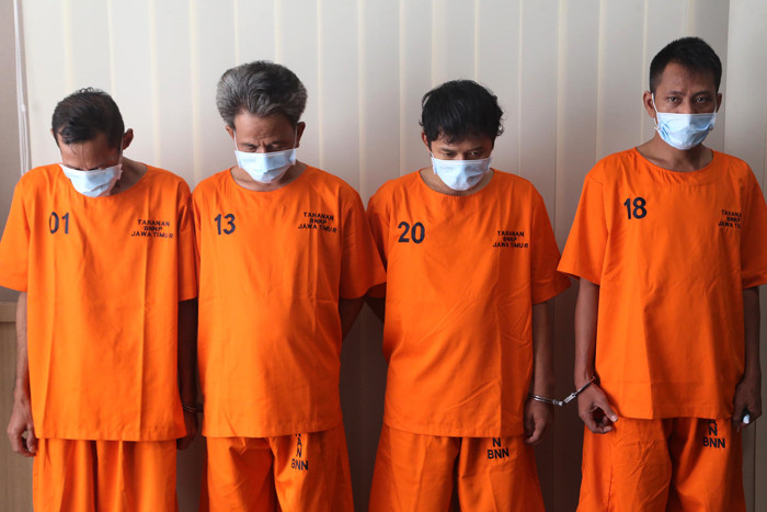 Tersangka pengedar narkotika jenis sabu-sabu beserta barang bukti hasil kejahatan dipamerkan di kantor BNNP Jawa Timur, Rabu (29/9/2021).