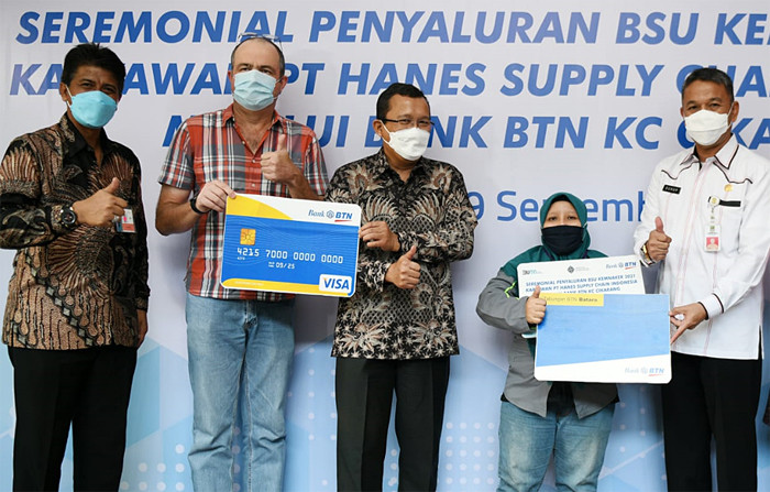 penyaluran bantuan tersebut masuk ke rekening pekerja di PT Hanes Supply Chain di Kawasan Industri Cikarang, Kabupaten Bekasi Jawa Barat, Rabu (29/9/2021).