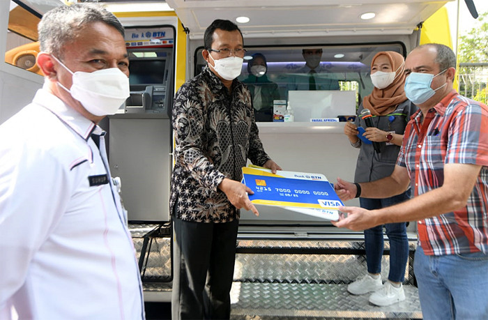 penyaluran bantuan tersebut masuk ke rekening pekerja di PT Hanes Supply Chain di Kawasan Industri Cikarang, Kabupaten Bekasi Jawa Barat, Rabu (29/9/2021).