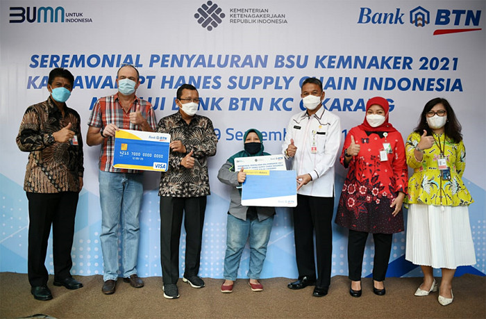 penyaluran bantuan tersebut masuk ke rekening pekerja di PT Hanes Supply Chain di Kawasan Industri Cikarang, Kabupaten Bekasi Jawa Barat, Rabu (29/9/2021).
