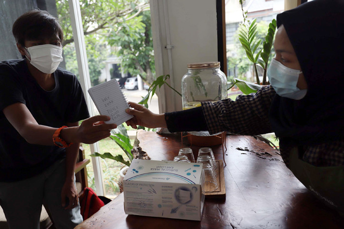 Barista melayani pengunjung menggunakan bahasa isyarat di Seronaa Coffe di kawasan Bintaro, Tangerang Selatan, Banten, Rabu (29/9/2021).