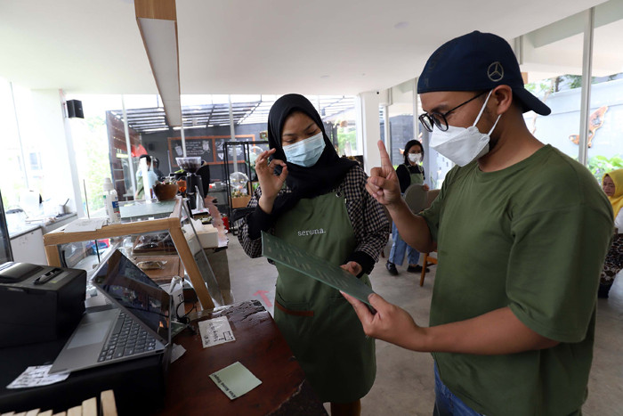 Barista melayani pengunjung menggunakan bahasa isyarat di Seronaa Coffe di kawasan Bintaro, Tangerang Selatan, Banten, Rabu (29/9/2021).
