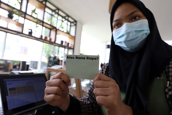Barista melayani pengunjung menggunakan bahasa isyarat di Seronaa Coffe di kawasan Bintaro, Tangerang Selatan, Banten, Rabu (29/9/2021).