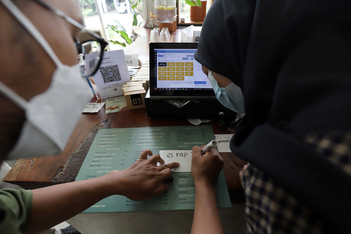Barista melayani pengunjung menggunakan bahasa isyarat di Seronaa Coffe di kawasan Bintaro, Tangerang Selatan, Banten, Rabu (29/9/2021).