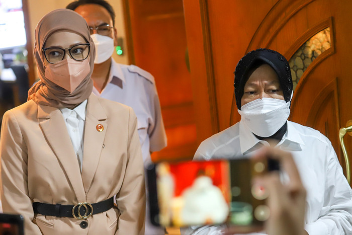 Staf Khusus Presiden Bidang Sosial Angkie Yudistia (kiri) dan Menteri Sosial Tri Rismaharini usai melakukan pertemuan di Jakarta, Rabu (29/9/2021).