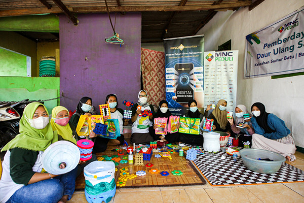 Ibu-ibu PKK membuat kerajinan dari sampah kemasan plastik di Kelurahan Sumur Batu, Bantar Gebang, Bekasi, Jawa Barat, Rabu (29/9/2021).