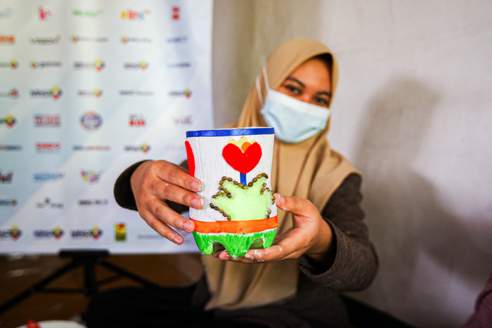 Ibu-ibu PKK membuat kerajinan dari sampah kemasan plastik di Kelurahan Sumur Batu, Bantar Gebang, Bekasi, Jawa Barat, Rabu (29/9/2021).