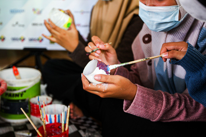 Ibu-ibu PKK membuat kerajinan dari sampah kemasan plastik di Kelurahan Sumur Batu, Bantar Gebang, Bekasi, Jawa Barat, Rabu (29/9/2021).