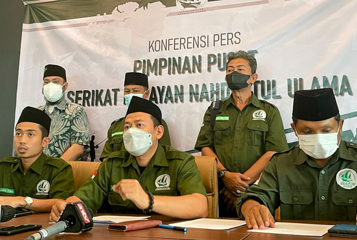 Pengurus Pimpinan Pusat Serikat Nelayan Nahdlatul Ulama memberikan keterangan pers atas di Jakarta, Rabu (29/9/2021).