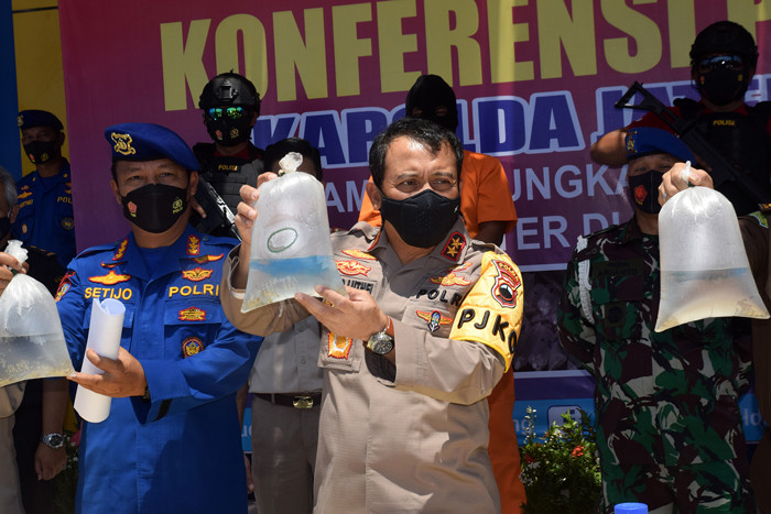 Pengungkapan kasus penjualan ribuan benih lobster ilegal di Kantor Ditpolairud Polda Jateng, Semarang, Jawa Tengah, Rabu (29/9/2021).