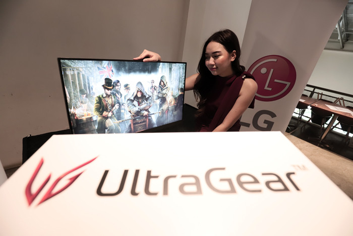 Model berpose disamping monitor Gaming LG UltraGear saat peluncuran di Jakarta, Rabu (29/9/2021).