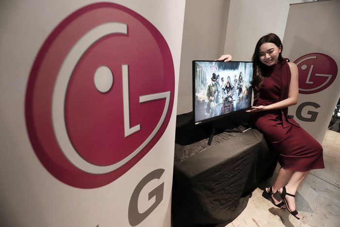 Model berpose disamping monitor Gaming LG UltraGear saat peluncuran di Jakarta, Rabu (29/9/2021).