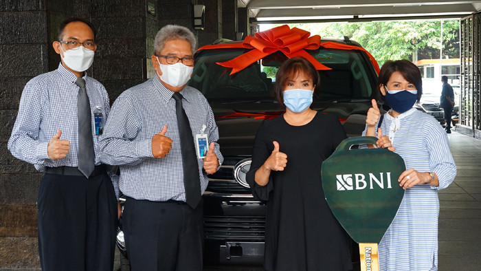 BNI Wilayah 12, yang mencakup area Jakarta Kota dan sekitarnya, menyerahkan hadiah mobil Fortuner kepada salah satu merchant di area Glodok Plaza.
