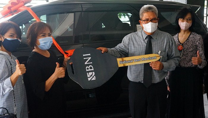 BNI Wilayah 12, yang mencakup area Jakarta Kota dan sekitarnya, menyerahkan hadiah mobil Fortuner kepada salah satu merchant di area Glodok Plaza.