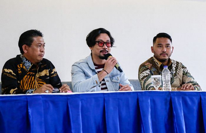 Aktor Denny Sumargo memberikan keterangan saat jumpa pers terkait kasus tindak penggelapan uang mantan manajernya di Jakarta Barat, Kamis (30/9/2021).