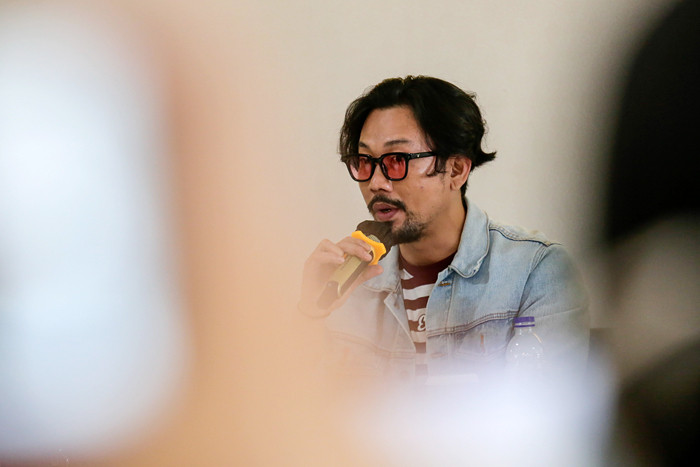 Aktor Denny Sumargo memberikan keterangan saat jumpa pers terkait kasus tindak penggelapan uang mantan manajernya di Jakarta Barat, Kamis (30/9/2021).
