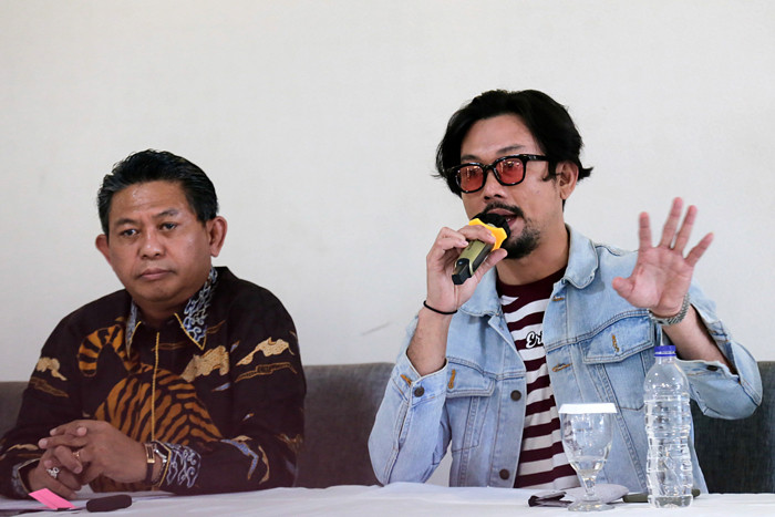 Aktor Denny Sumargo memberikan keterangan saat jumpa pers terkait kasus tindak penggelapan uang mantan manajernya di Jakarta Barat, Kamis (30/9/2021).