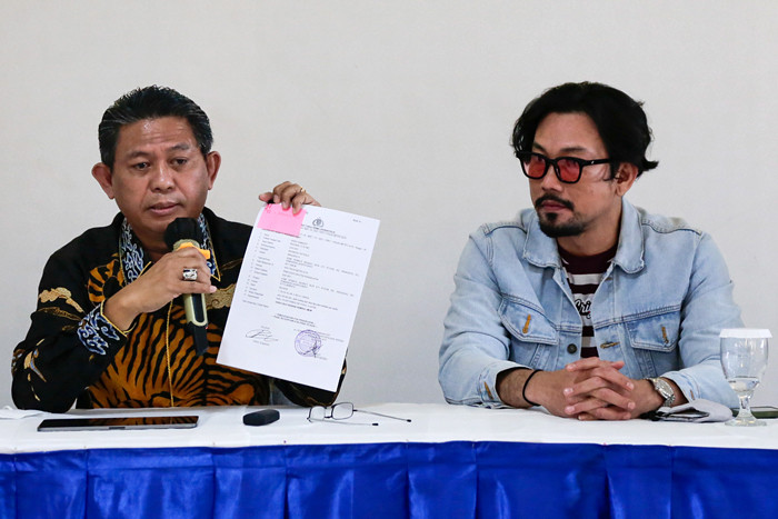Aktor Denny Sumargo memberikan keterangan saat jumpa pers terkait kasus tindak penggelapan uang mantan manajernya di Jakarta Barat, Kamis (30/9/2021).