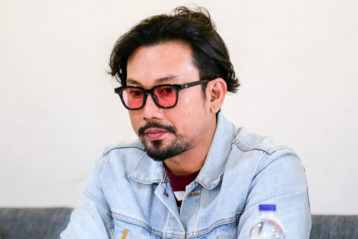 Aktor Denny Sumargo memberikan keterangan saat jumpa pers terkait kasus tindak penggelapan uang mantan manajernya di Jakarta Barat, Kamis (30/9/2021).