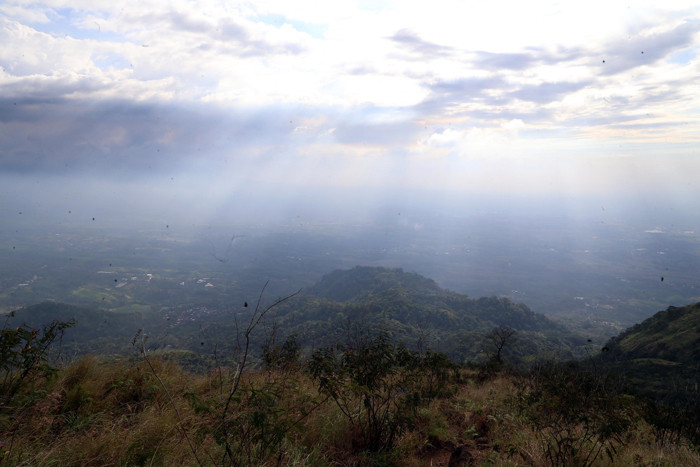 Keindahan matahari yang perlahan menghilang terlihat indah dari Gua Botol yang terletak di lereng Gunung Penanggungan, Trawas, Mojokerto Jawa Timur.