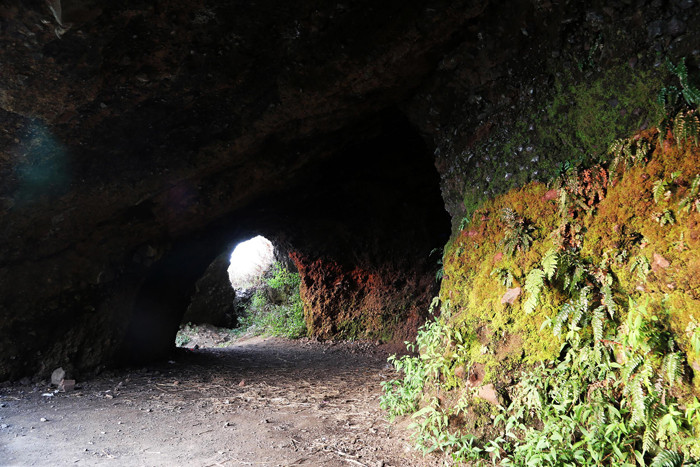 Keindahan matahari yang perlahan menghilang terlihat indah dari Gua Botol yang terletak di lereng Gunung Penanggungan, Trawas, Mojokerto Jawa Timur.