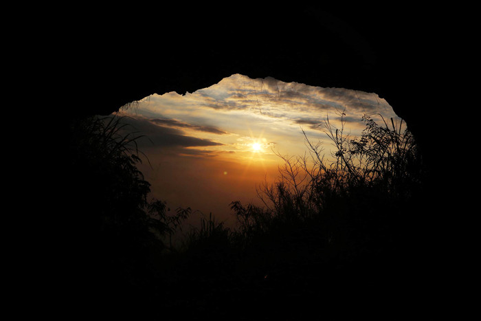 Keindahan matahari yang perlahan menghilang terlihat indah dari Gua Botol yang terletak di lereng Gunung Penanggungan, Trawas, Mojokerto Jawa Timur.