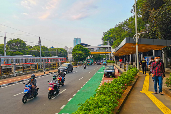 Warga melintas di Halte Transjakarta Stasiun Palmerah, Jakarta, Kamis (30/9/2021).