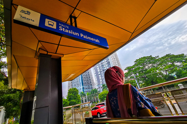 Warga melintas di Halte Transjakarta Stasiun Palmerah, Jakarta, Kamis (30/9/2021).