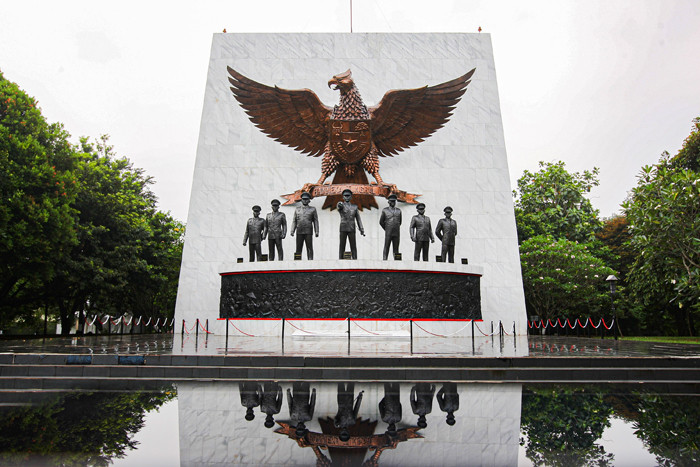 Petugas PPSU membersihkan area Tugu Pahlawan Revolusi di Monumen Pancasila Sakti, Lubang Buaya, Jakarta Timur, Kamis (30/9/2021).