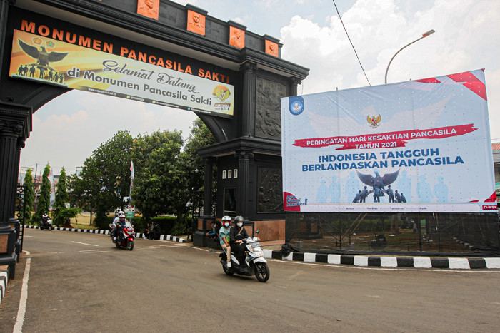 Petugas PPSU membersihkan area Tugu Pahlawan Revolusi di Monumen Pancasila Sakti, Lubang Buaya, Jakarta Timur, Kamis (30/9/2021).