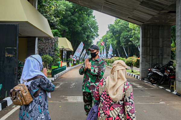 Petugas PPSU membersihkan area Tugu Pahlawan Revolusi di Monumen Pancasila Sakti, Lubang Buaya, Jakarta Timur, Kamis (30/9/2021).